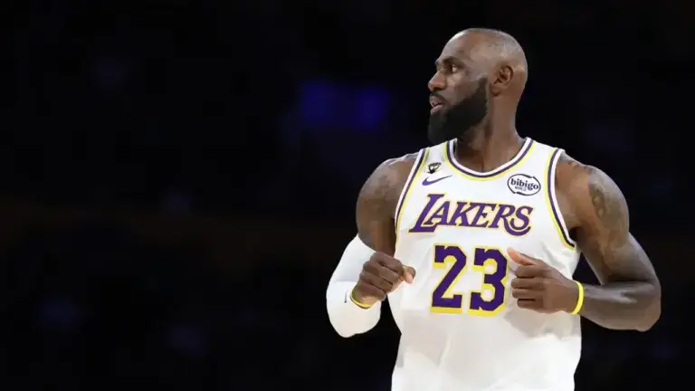 LeBron James durante un partido de la NBA mientras crecen los rumores sobre Nueva York y su futuro profesional.
