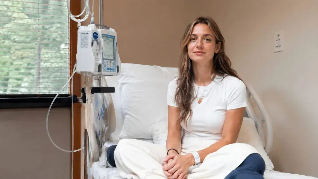 Sydney Towle durante una grabación para TikTok relacionada con su historia de vida y su lucha contra el cáncer.