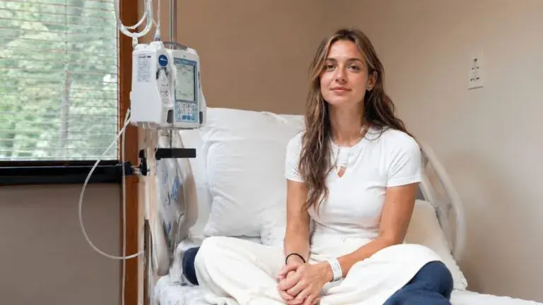 Sydney Towle durante una grabación para TikTok relacionada con su historia de vida y su lucha contra el cáncer.