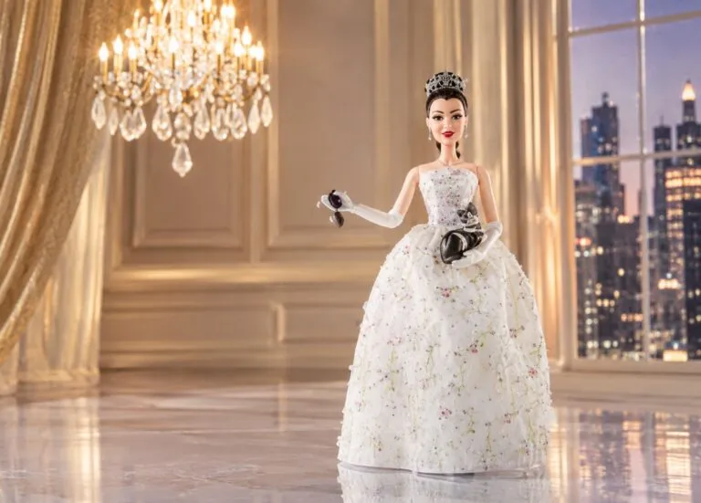Muñeca Mia Thermopolis de Disney creada para celebrar los 25 años de El diario de la princesa y atraer a fanáticos y coleccionistas.