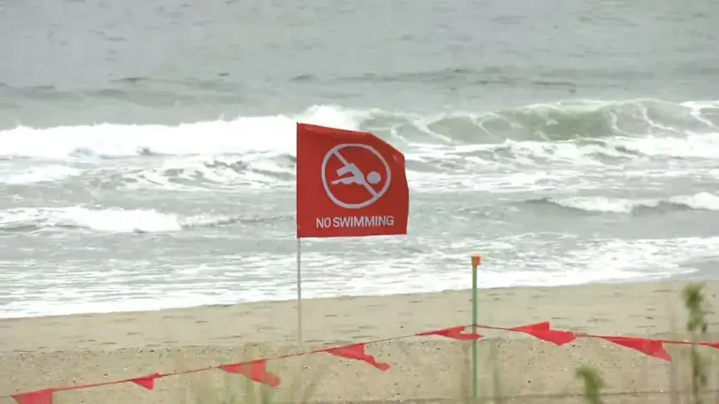 Playa de Nueva York con bandera roja y salvavidas debido al riesgo de corrientes de resaca.