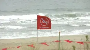 Playa de Nueva York con bandera roja y salvavidas debido al riesgo de corrientes de resaca.