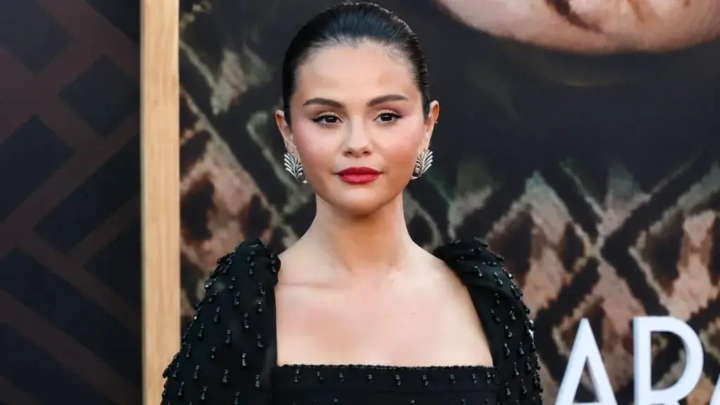 Selena Gomez enfrenta una disputa legal relacionada con Wondermind después de que inversionistas presentaran acusaciones por presunto fraude.