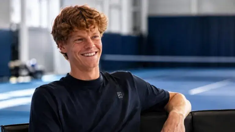 Jannik Sinner evalúa su recuperación antes del US Open y su posible viaje a Nueva York para competir en Flushing Meadows.