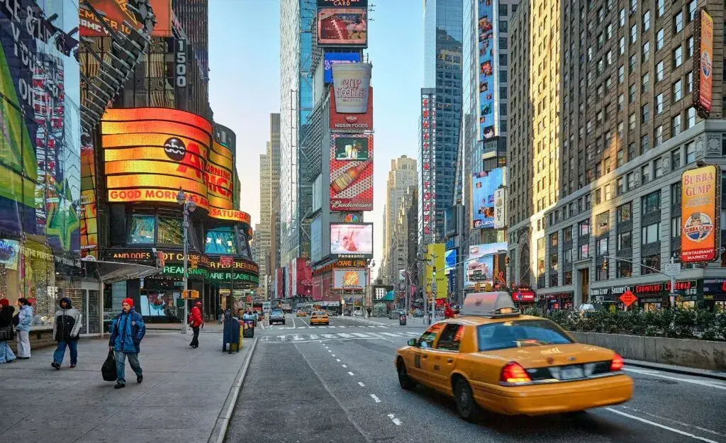 Times Square atrae multitudes en Nueva York entre pantallas, comercios y una intensa actividad turística