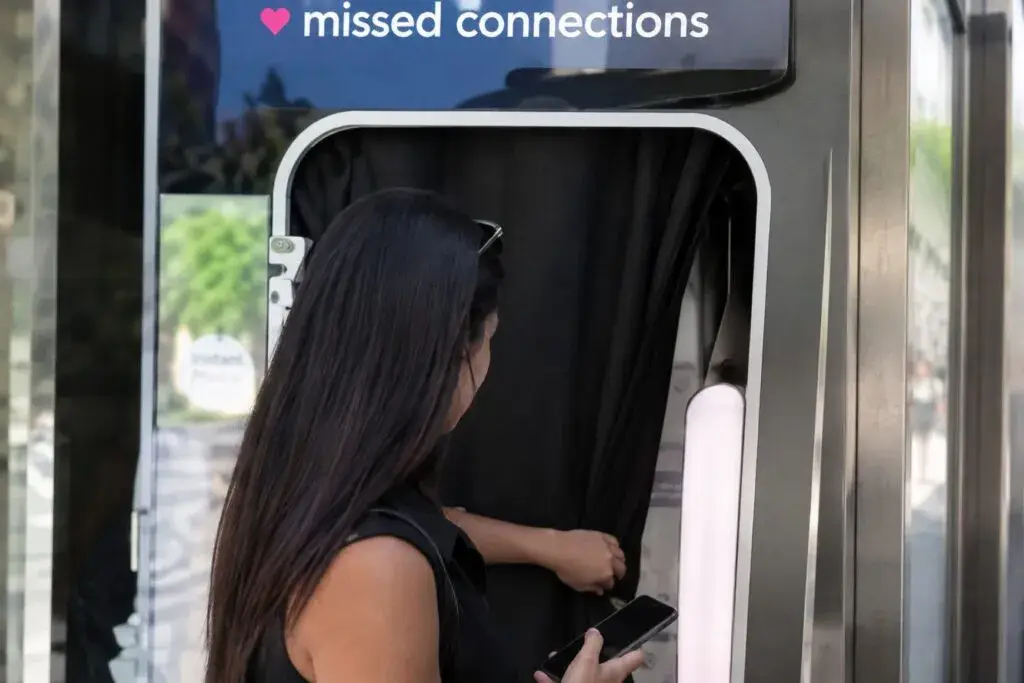 Cabina de fotos en Nueva York conecta a solteros mediante imágenes y preguntas para encontrar pareja.