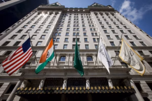 Salón de The Plaza preparado para una boda de lujo en Nueva York.