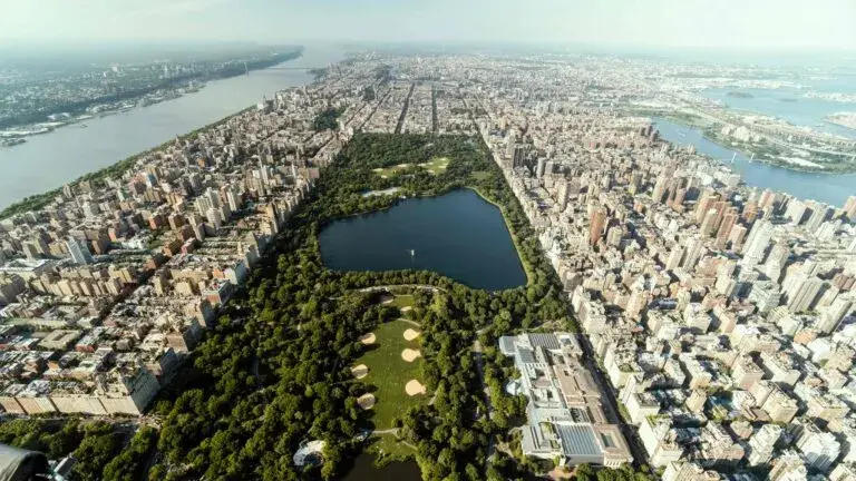 Central Park enfrenta calor, lluvias y erosión mientras Nueva York fortalece su infraestructura verde ante el cambio climático.