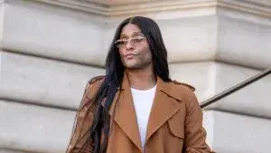 Kim Kardashian con un vestido de archivo de Yves Saint Laurent por Tom Ford seleccionado por su nuevo estilista Law Roach.