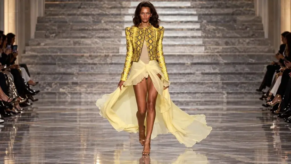 LaQuan Smith en Nueva York presenta sastrería y texturas audaces durante su desfile Primavera Verano 2027.