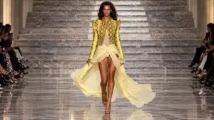 LaQuan Smith en Nueva York presenta sastrería y texturas audaces durante su desfile Primavera Verano 2027.