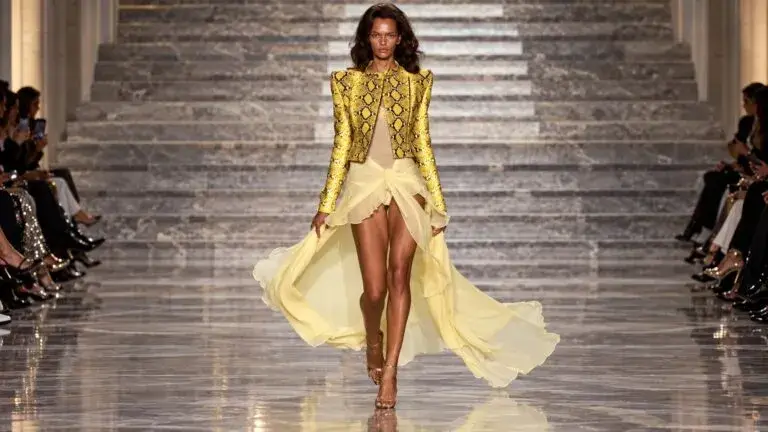 LaQuan Smith en Nueva York presenta sastrería y texturas audaces durante su desfile Primavera Verano 2027.