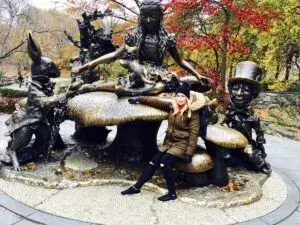 Escultura de Alicia en el País de las Maravillas junto al Sombrerero Loco y otros personajes en Central Park, Nueva York.