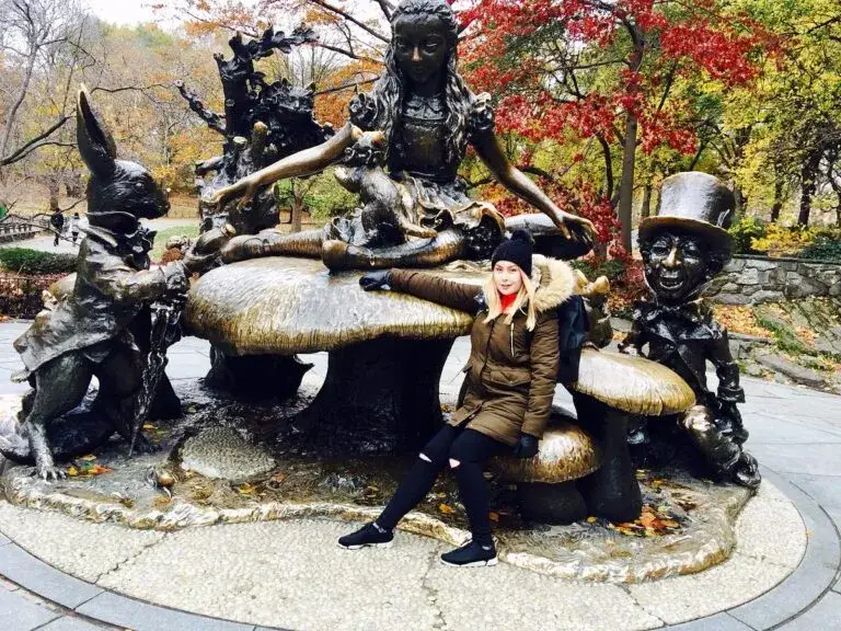 Escultura de Alicia en el País de las Maravillas junto al Sombrerero Loco y otros personajes en Central Park, Nueva York.
