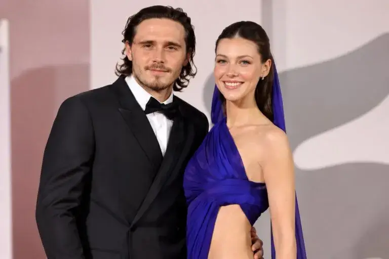 Nicola Peltz y Brooklyn Beckham durante su elegante aparición en el Festival de Venecia.