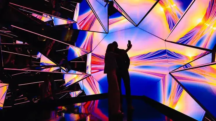 Nueva experiencia inmersiva de Edge en Hudson Yards con espejos, luces y efectos visuales en Nueva York.