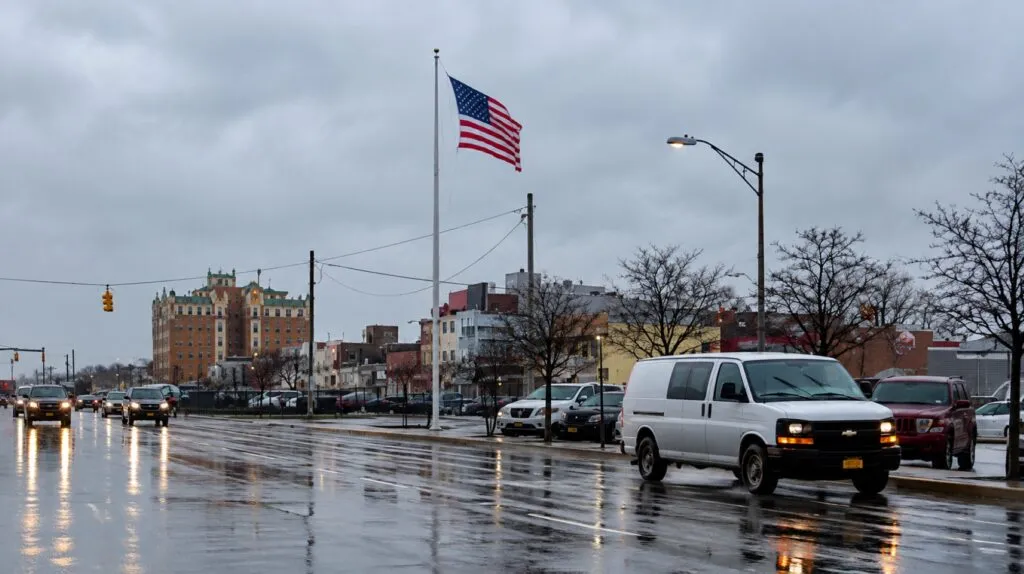 Nor’easter en Nueva York mantiene riesgo de inundaciones costeras mientras la tormenta comienza a perder fuerza.