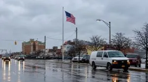 Nor’easter en Nueva York mantiene riesgo de inundaciones costeras mientras la tormenta comienza a perder fuerza.