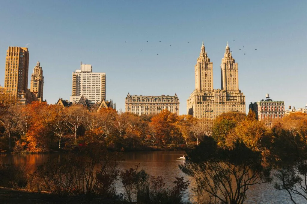 Equinoccio de otoño en Nueva York con tardes más cortas, árboles coloridos y luz cálida sobre los edificios cercanos a Central Park.