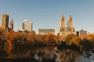 Equinoccio de otoño en Nueva York con tardes más cortas, árboles coloridos y luz cálida sobre los edificios cercanos a Central Park.