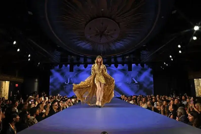 El backstage de New York Fashion Week muestra la preparación, creatividad y trabajo en equipo antes de un desfile de primavera 2027.