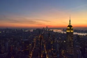 Rascacielos de Nueva York forman el horizonte de Manhattan y ofrecen diferentes observatorios para conocer la ciudad.