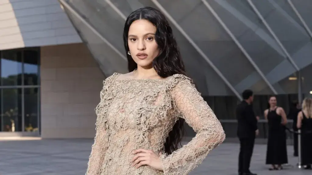 Rosalía en Nueva York presenta una imagen elegante durante el lanzamiento de Euphoria Signature Elixir.