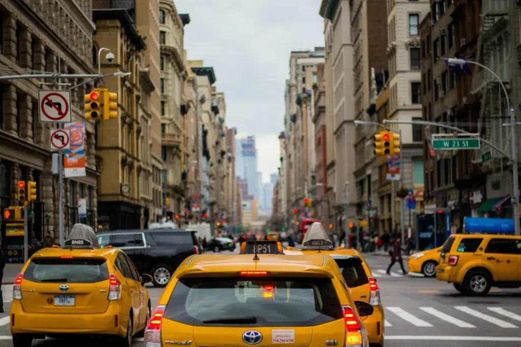 Seguridad vial en Nueva York con calles renovadas, zonas peatonales, ciclovías protegidas y movilidad urbana.
