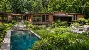 Casa para perro en Nueva York adaptada con piscina, jardín y espacios especiales para Buster.