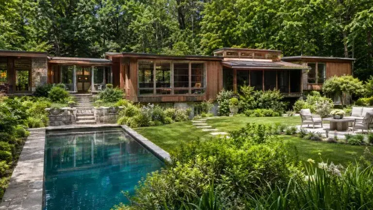 Casa para perro en Nueva York adaptada con piscina, jardín y espacios especiales para Buster.