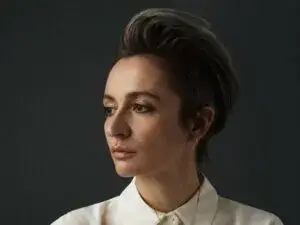 Veronica Leoni presenta la colección primavera 2027 de Calvin Klein en Nueva York con diseños minimalistas y colores intensos.