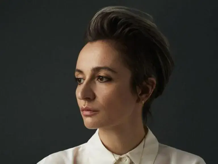 Veronica Leoni presenta la colección primavera 2027 de Calvin Klein en Nueva York con diseños minimalistas y colores intensos.