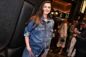 Anne Hathaway divide opiniones con su look en NYFW 2026