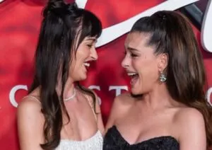 Anne Hathaway y Dakota Johnson durante la premier de Verity en New York con sus elegantes looks de alfombra roja.