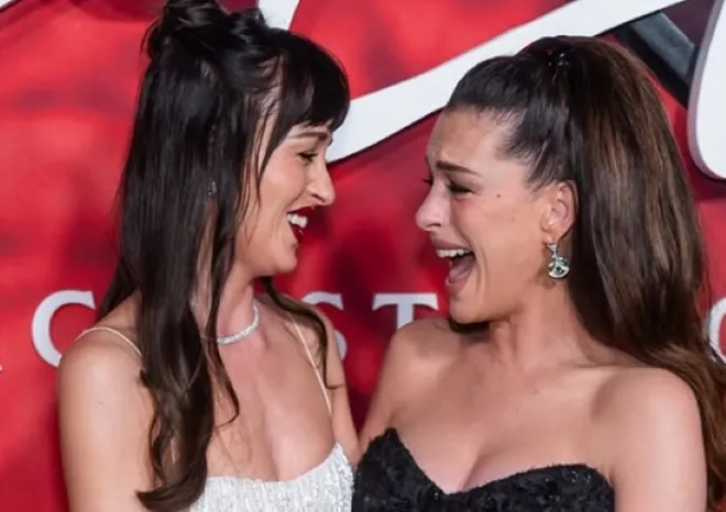 Anne Hathaway y Dakota Johnson durante la premier de Verity en New York con sus elegantes looks de alfombra roja.