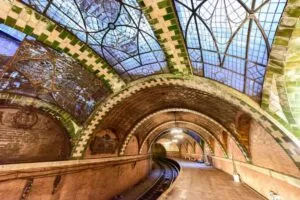 mientras millones de personas viajan hacia sus destinos, a pocos metros de distancia permanecen lugares donde el tiempo parece haberse detenido.