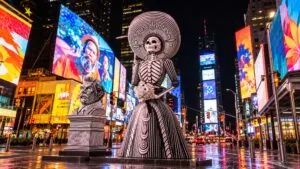 La Catrina de Aguascalientes participa con figuras monumentales, danza y tradiciones mexicanas en el desfile Arts in the Dark de Chicago.