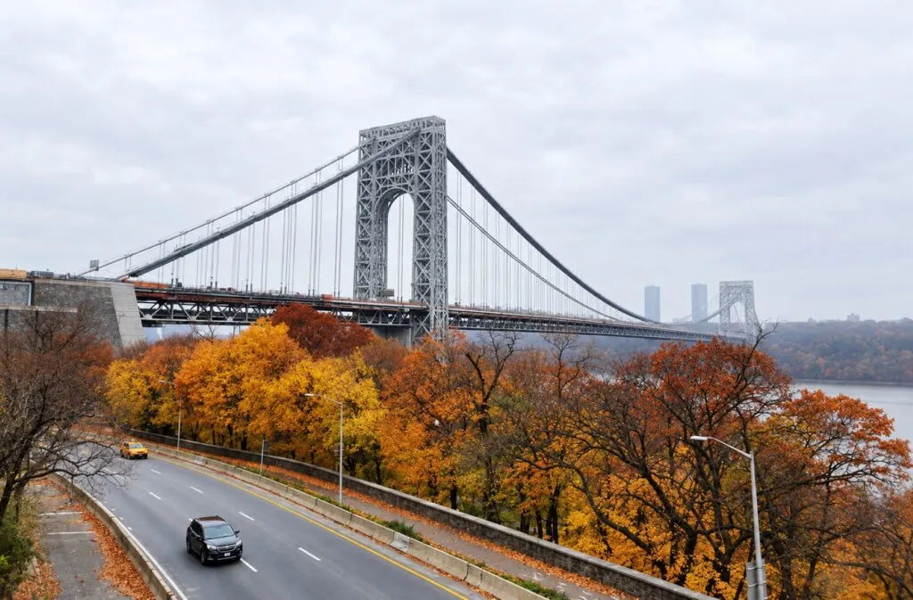 Vehículos policiales investigan un tiroteo en el puente George Washington entre Nueva York y Nueva Jersey.