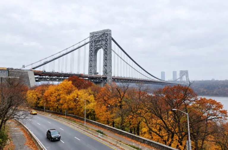 Vehículos policiales investigan un tiroteo en el puente George Washington entre Nueva York y Nueva Jersey.