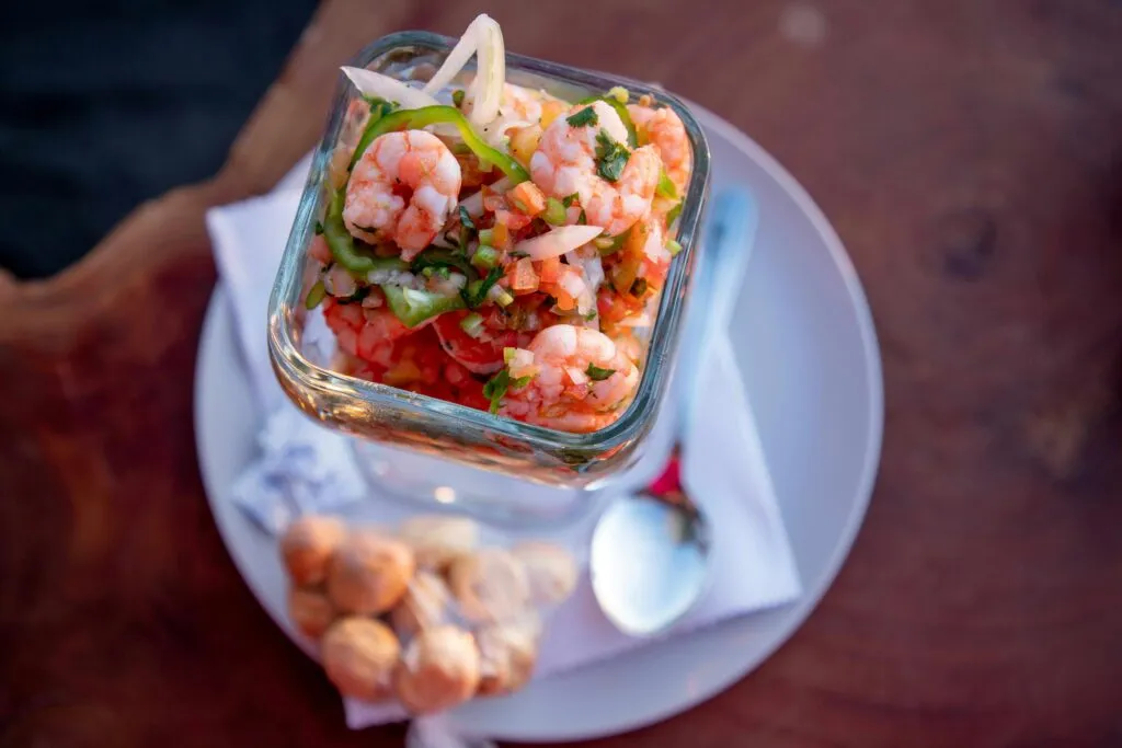 Ceviche en Nueva York preparado con pescado fresco, cítricos, cebolla y otros ingredientes tradicionales.