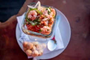 Ceviche en Nueva York preparado con pescado fresco, cítricos, cebolla y otros ingredientes tradicionales.