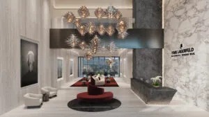 Lobby de Karl Lagerfeld Residences en Bosque Real, con lámparas escultóricas, acabados de mármol, mobiliario contemporáneo y el logotipo de la firma.