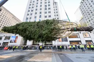 Árbol de Navidad del Rockefeller Center iluminado en Manhattan, Nueva York.