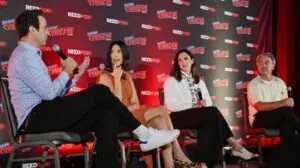 Melissa Fumero, Stephanie Beatriz, Joe Lo Truglio y Dan Goor durante el reencuentro de Brooklyn Nine-Nine en la Comic Con de Nueva York.