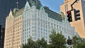 Hotel Plaza de New York antes de cerrar cuatro años para restaurar su histórica fachada y proteger su legado arquitectónico.