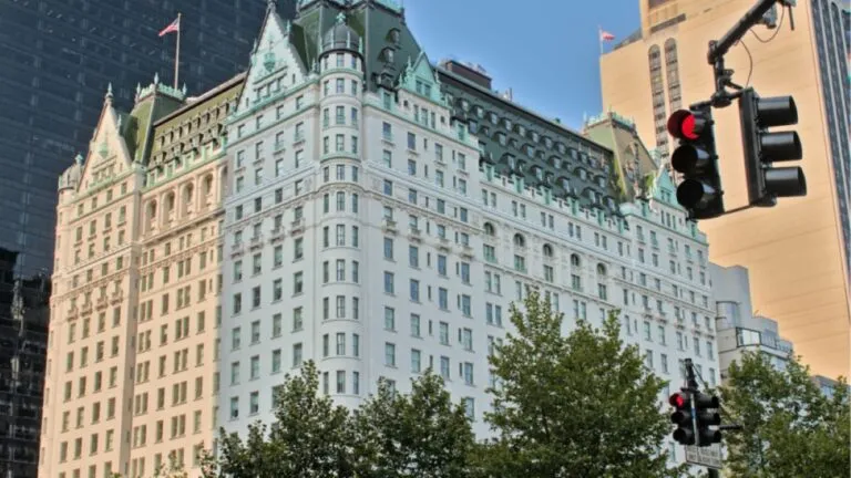 Hotel Plaza de New York antes de cerrar cuatro años para restaurar su histórica fachada y proteger su legado arquitectónico.