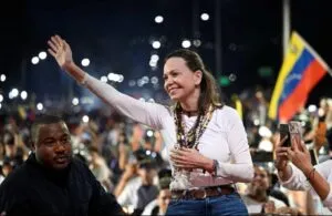 María Corina Machado regresa a Venezuela y saluda a simpatizantes durante un momento decisivo para la política nacional.