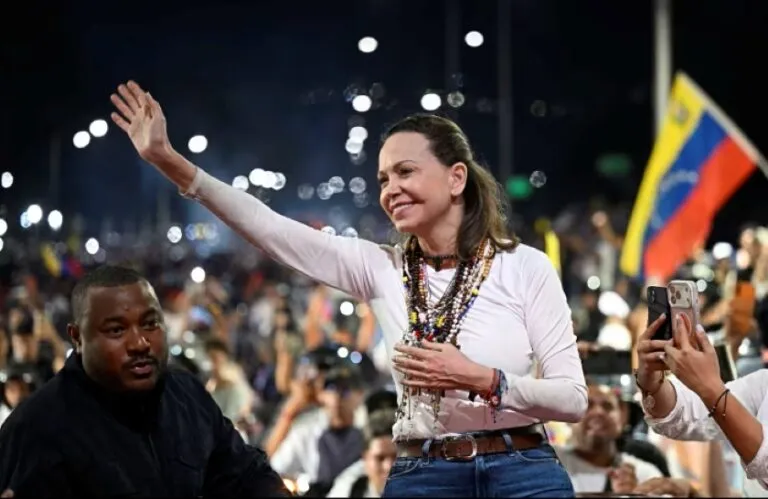 María Corina Machado regresa a Venezuela y saluda a simpatizantes durante un momento decisivo para la política nacional.