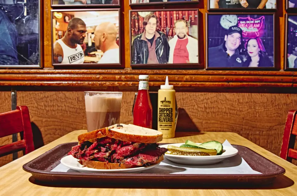 Sándwich de pastrami servido en Katz’s Delicatessen, restaurante histórico de Nueva York.