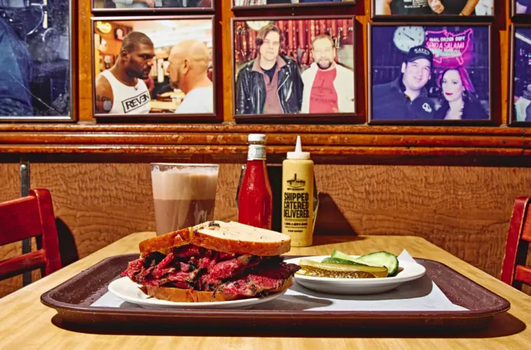 Sándwich de pastrami servido en Katz’s Delicatessen, restaurante histórico de Nueva York.